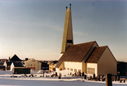 Vardø jelenlegi temploma 1958-ban épült, de helyén már a 14. sz. óta templom áll – itt járt Sajnovics is