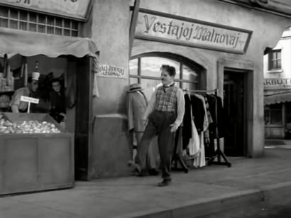Vestaĵoj Malnovaj (Régi Ruhák) – felirat egy bolton Chaplin A diktátor c. filmjében