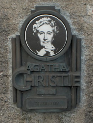 Vigyázat! Aghata Christie-nek a vezetékneve volt Christie, keresztneve Agáta, azaz Ágota.