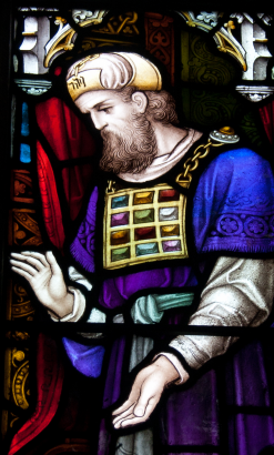 Zsidó főpap egy írországi katolikus templom üvegablakán 